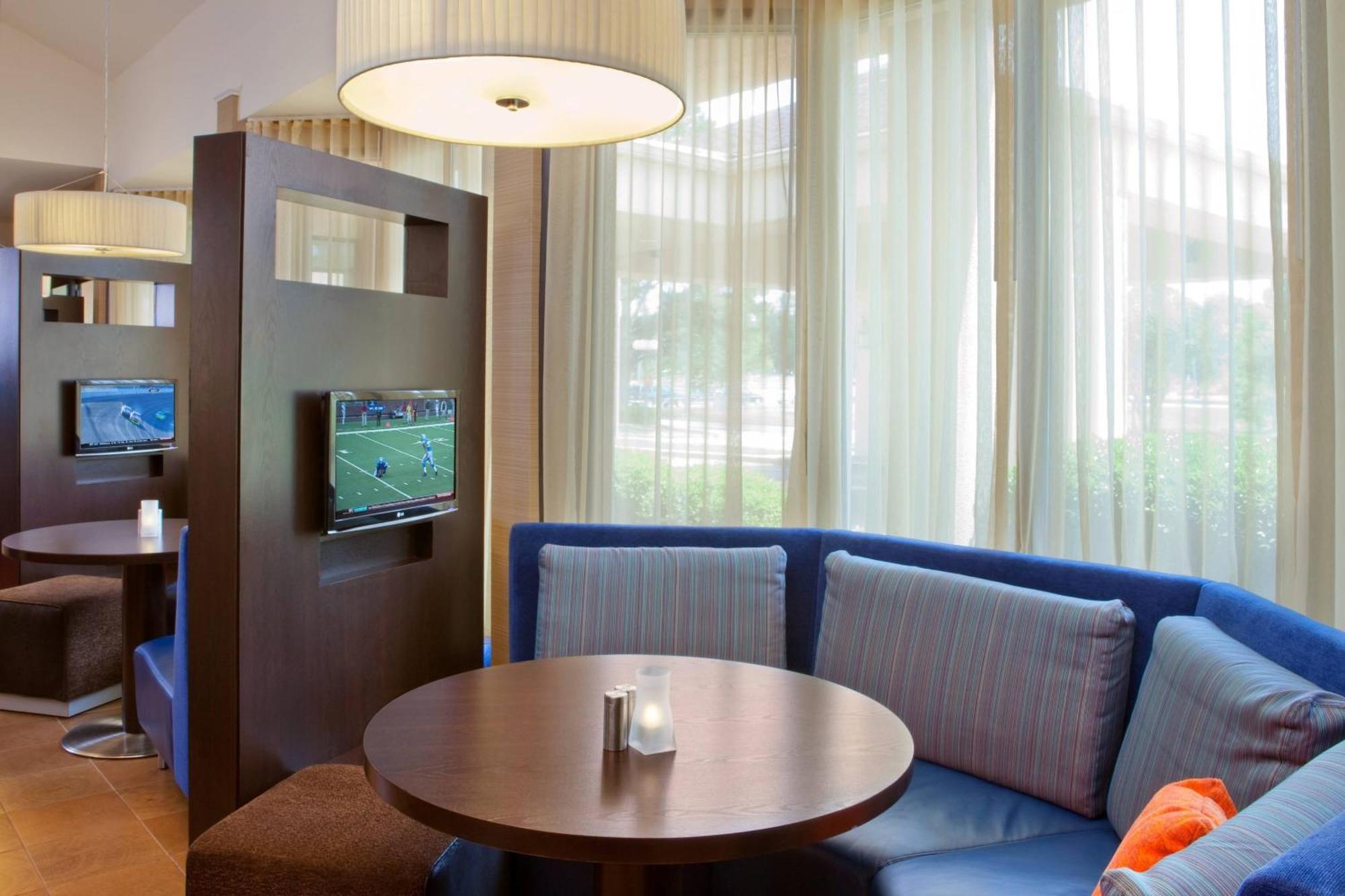 Courtyard By Marriott Columbus Hotel Exterior foto