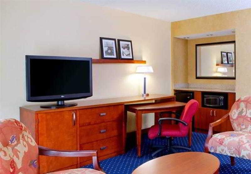 Courtyard By Marriott Columbus Hotel Exterior foto